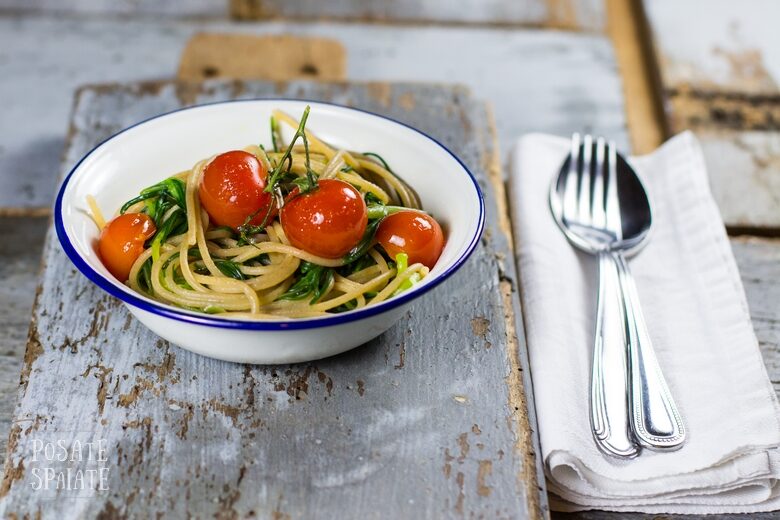 Spaghetti con agretti, aglio fresco e pomodorini