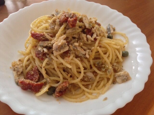 Spaghetti con alici fresche