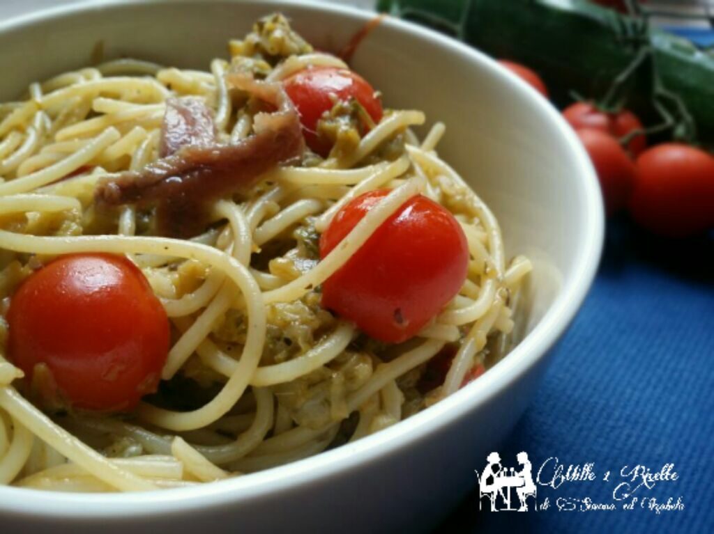Spaghetti con alici zucchine e pomodorino