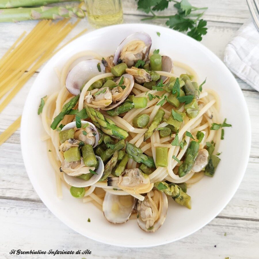 Spaghetti con asparagi e vongole