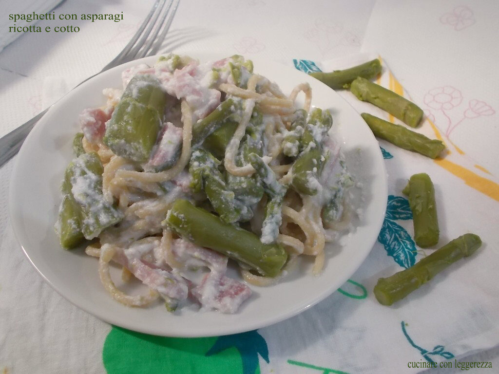 Spaghetti con asparagi ricotta e cotto