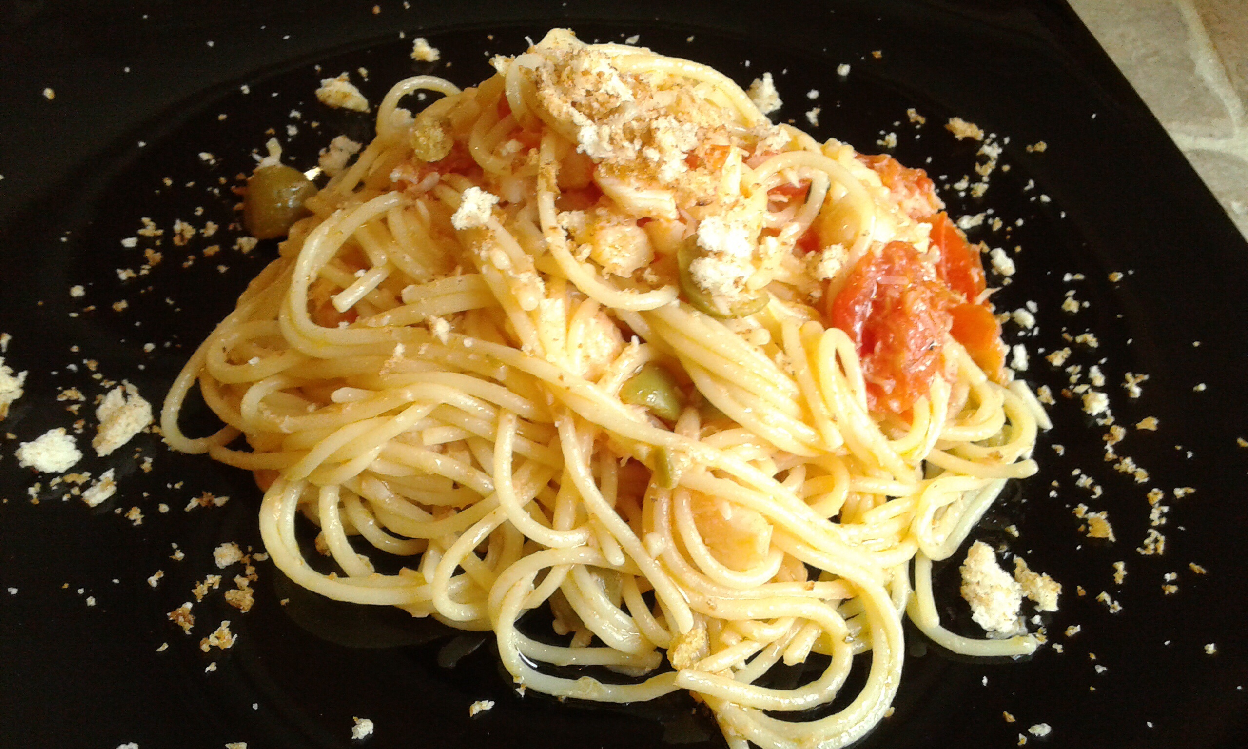 Spaghetti con baccalà, pomodorini e olive