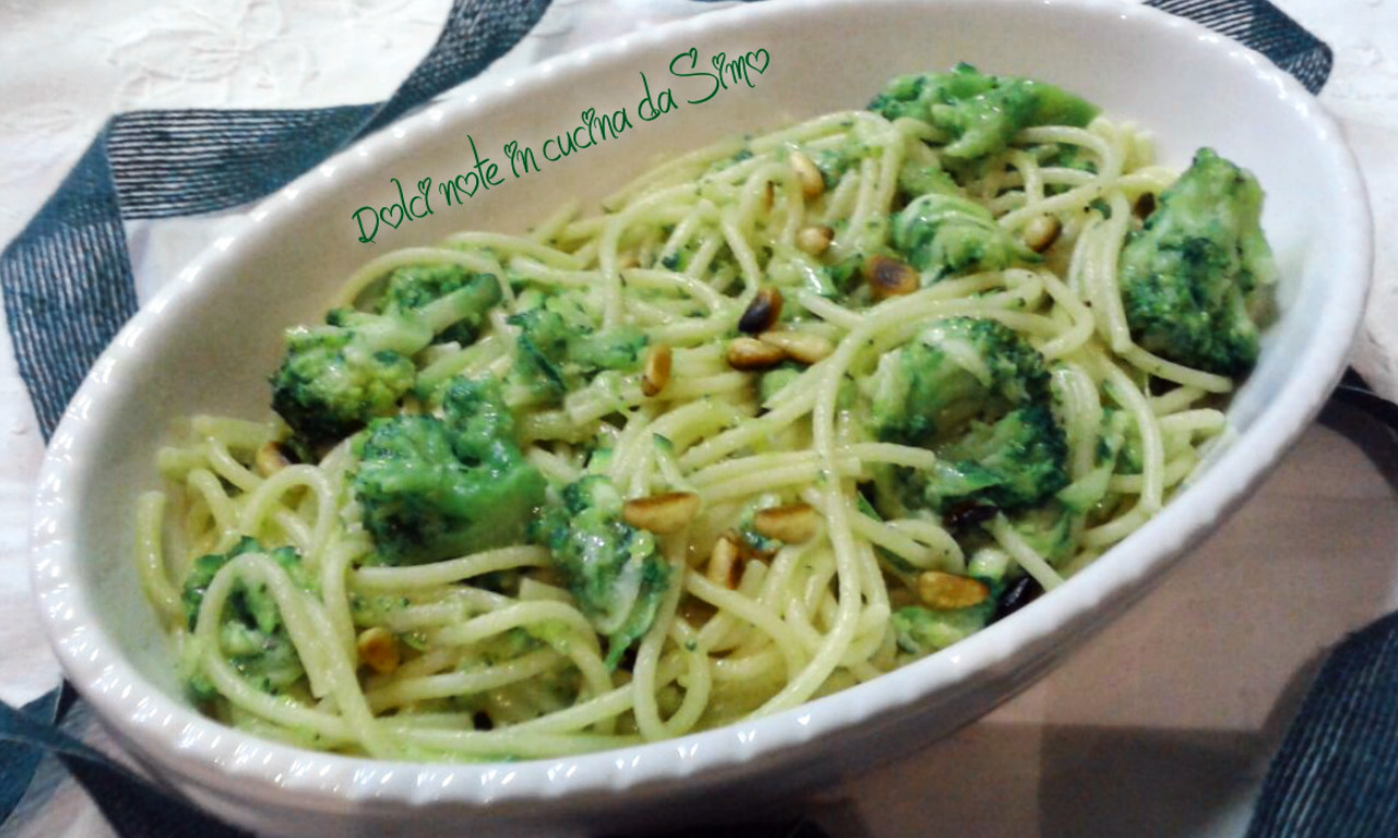 Spaghetti con broccoli e zucchine al pesto
