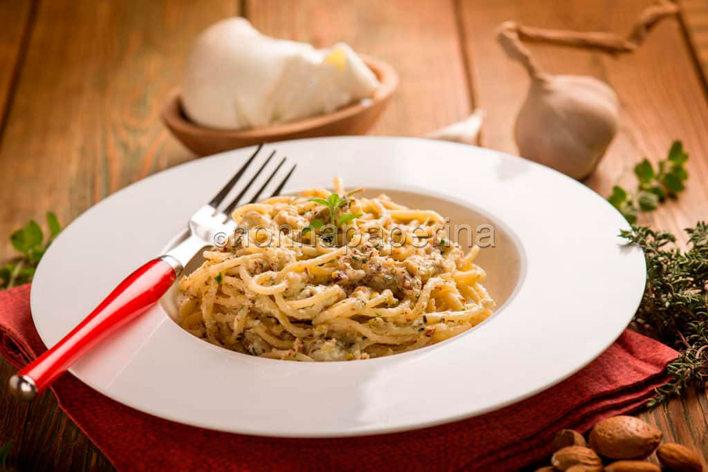 Spaghetti con burrata e mandorle: delizioso piatto pugliese!