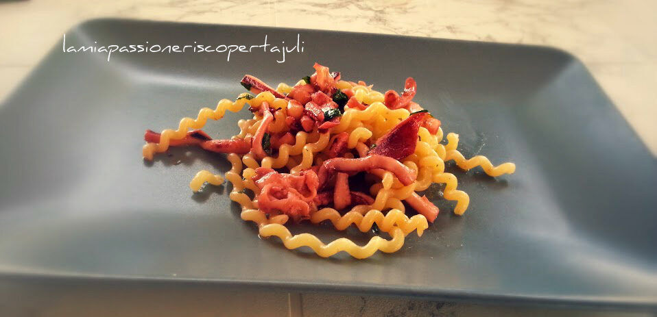 Spaghetti con calamari in bianco prezzemolo olio aglio