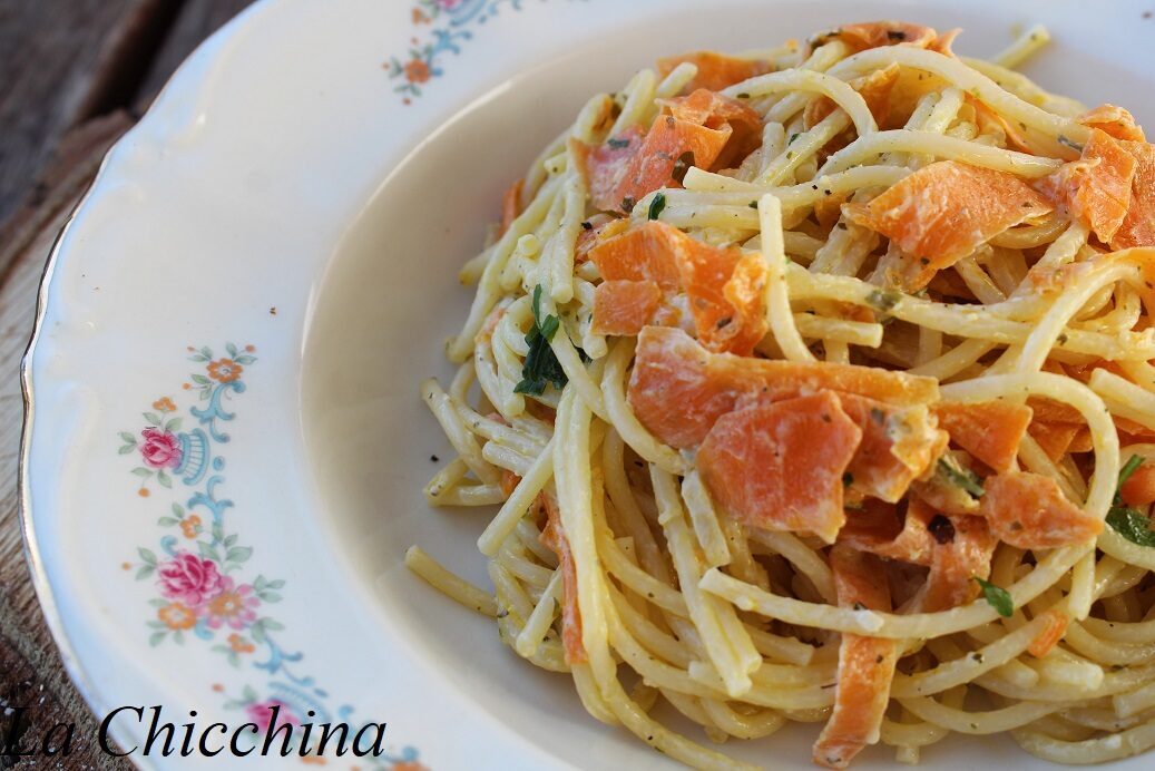 Spaghetti con carote e formaggio alle erbe