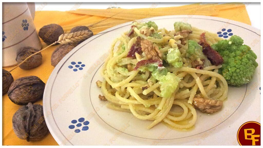 Spaghetti con cavolo romanesco e noci