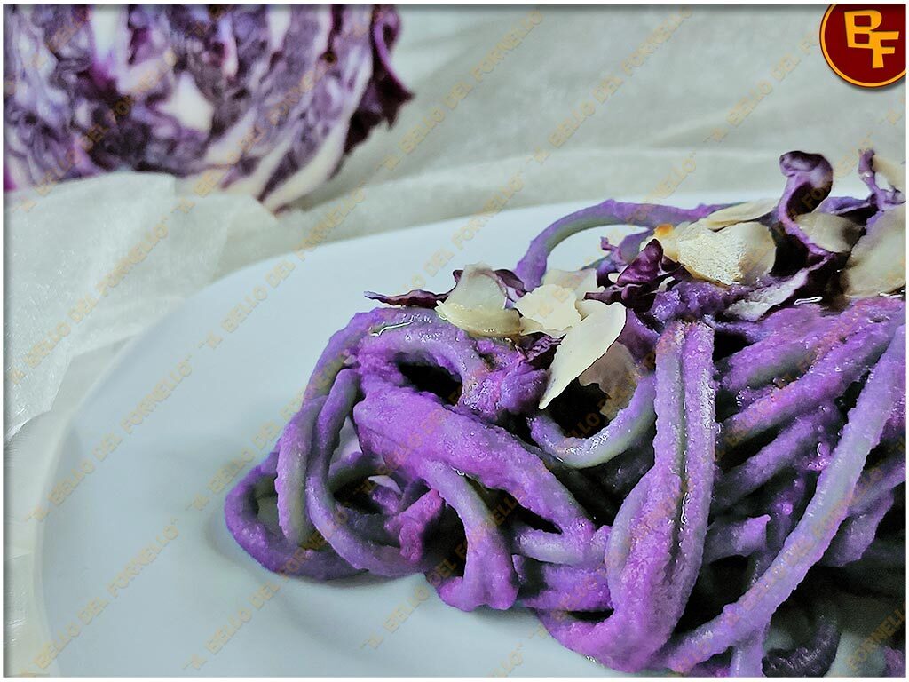 Spaghetti con cavolo viola acciughe e mandorle