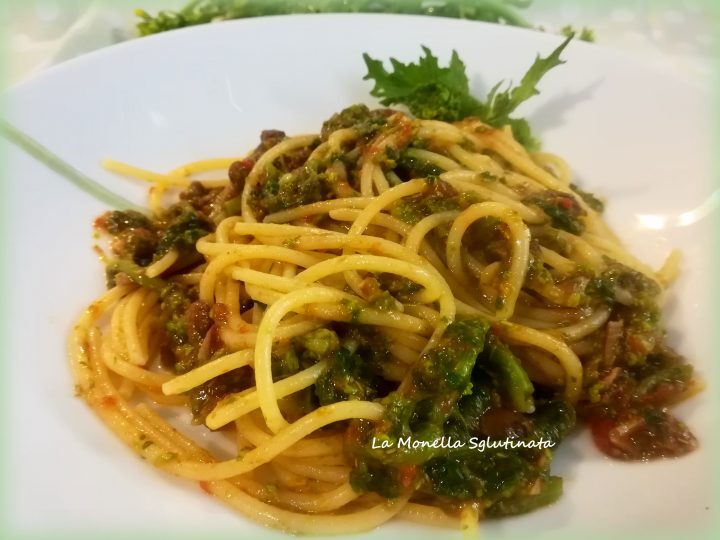 Spaghetti con cime di rapa acciughe e olive