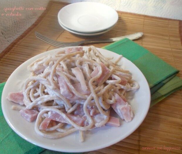 Spaghetti con cotto e robiola