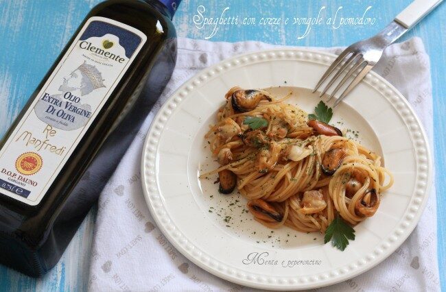 Spaghetti con cozze e vongole al pomodoro