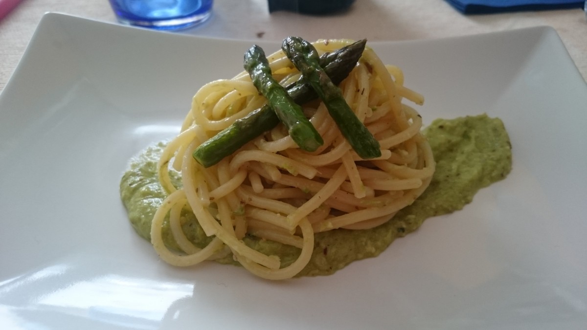 Spaghetti con crema di asparagi e nocciole