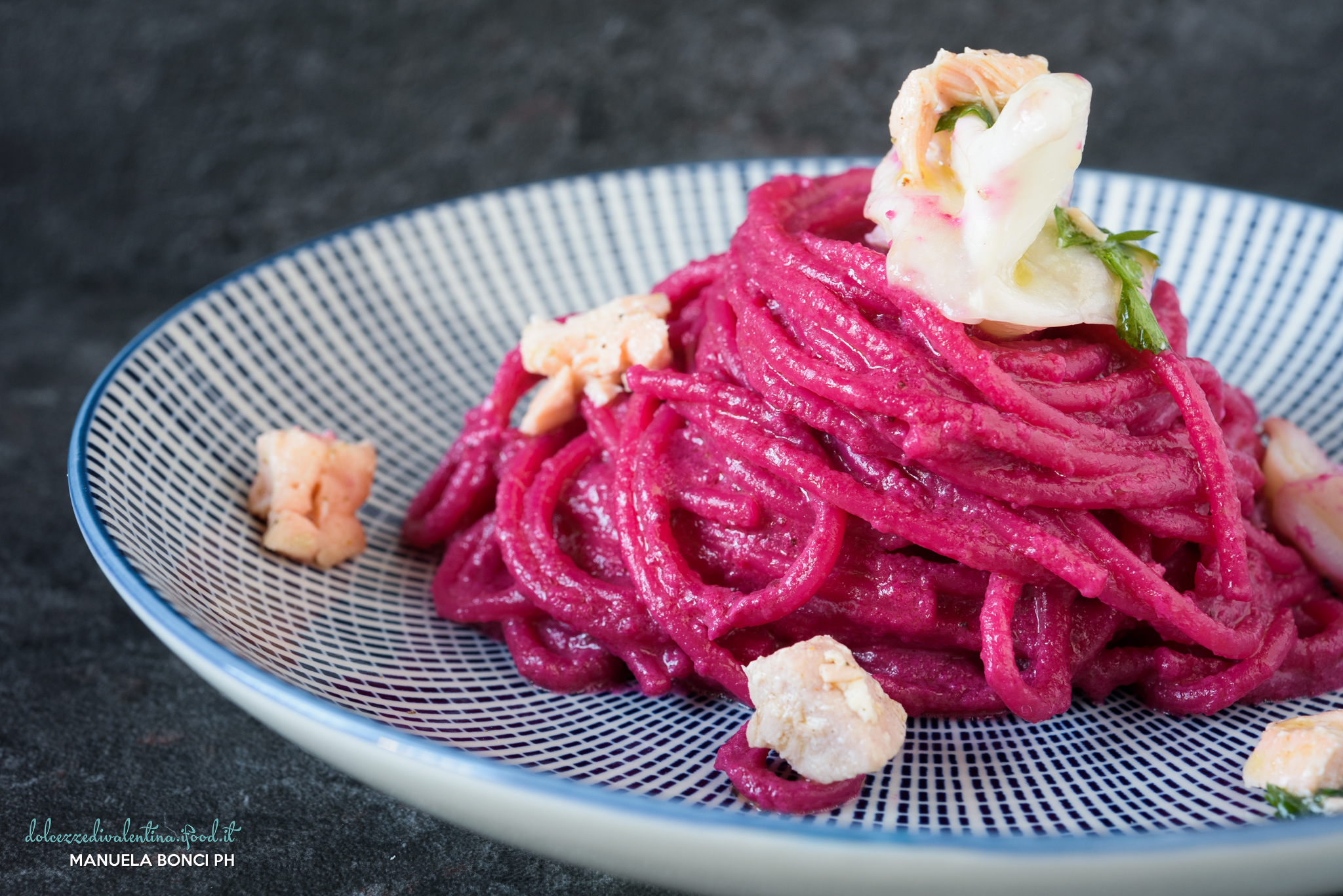Spaghetti con crema di barbabietola rossa e calamari