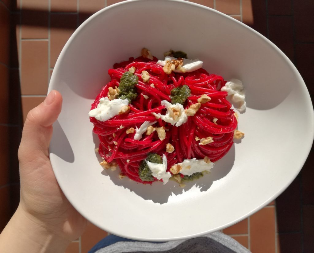 Spaghetti con crema di barbabietole e pesto