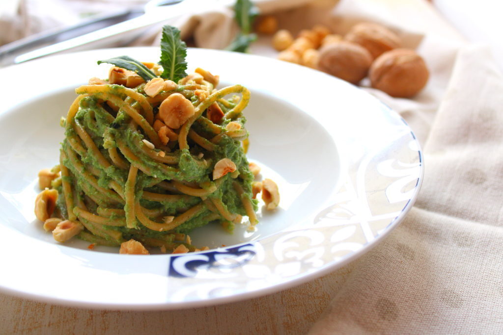 Spaghetti con crema di broccoli e nocciole (con gambi e foglie)