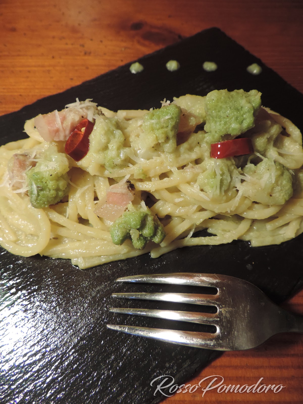 Spaghetti con crema di broccolo romanesco e guanciale