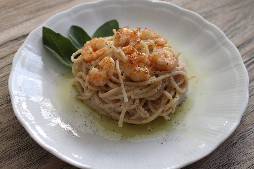 Spaghetti con crema di cannellini e tonno alle mazzancolle