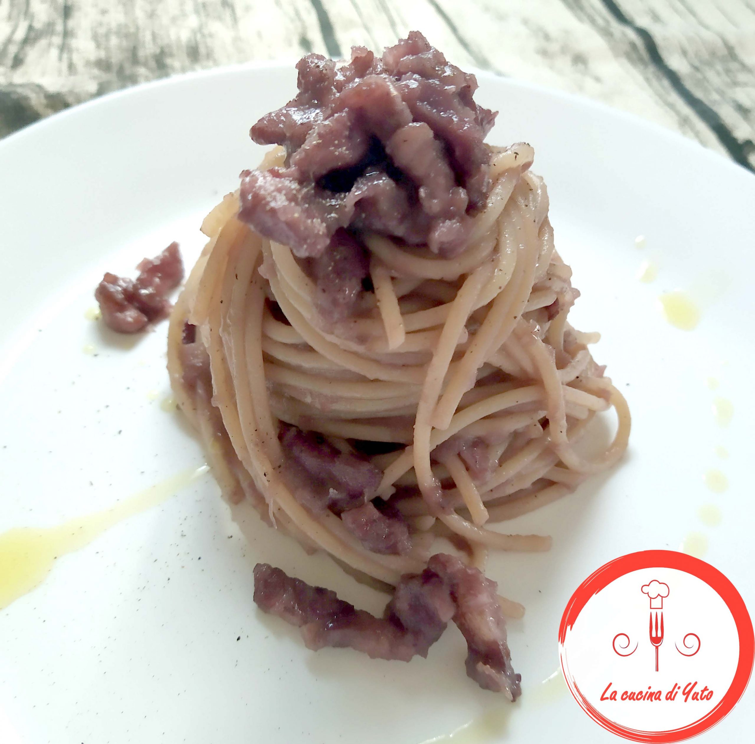Spaghetti con crema di cipolle rosse e pancetta