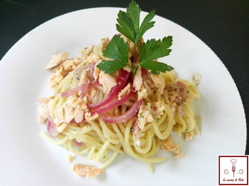 Spaghetti con crema di cipolle rosse e salmone