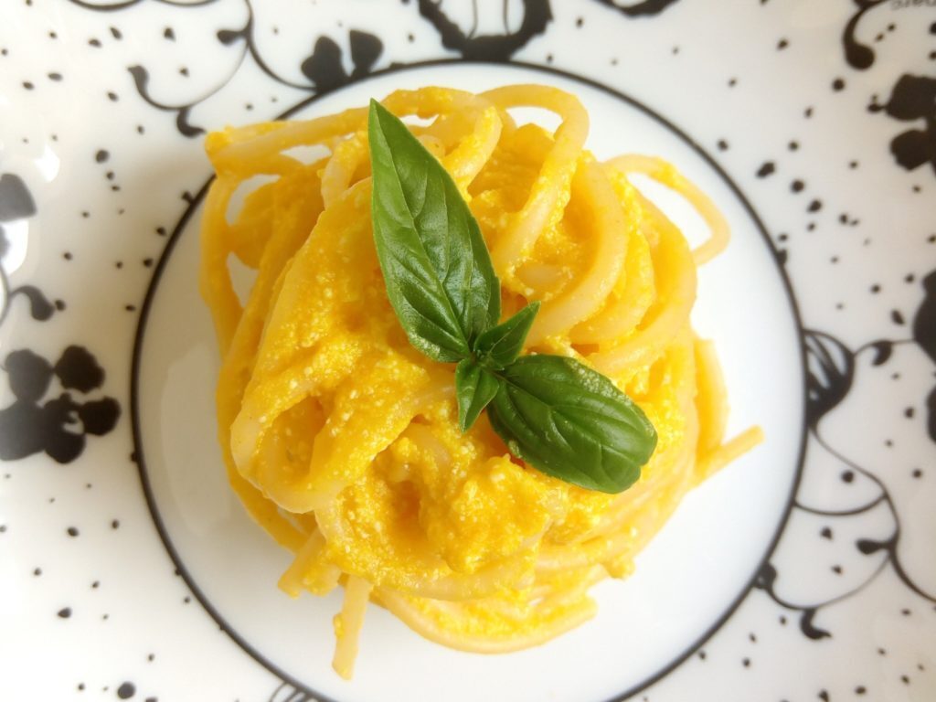 Spaghetti con crema di peperoni e ricotta