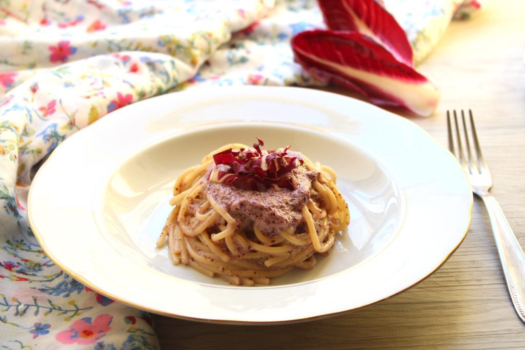 Spaghetti con crema di radicchio e stracchino