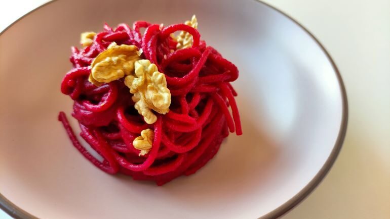 Spaghetti con crema di rapa rossa, yogurt greco e noci