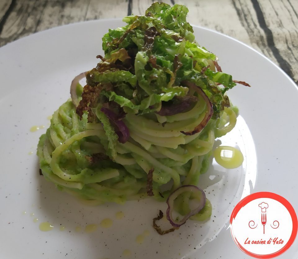 Spaghetti con crema di verze e cipolle rosse