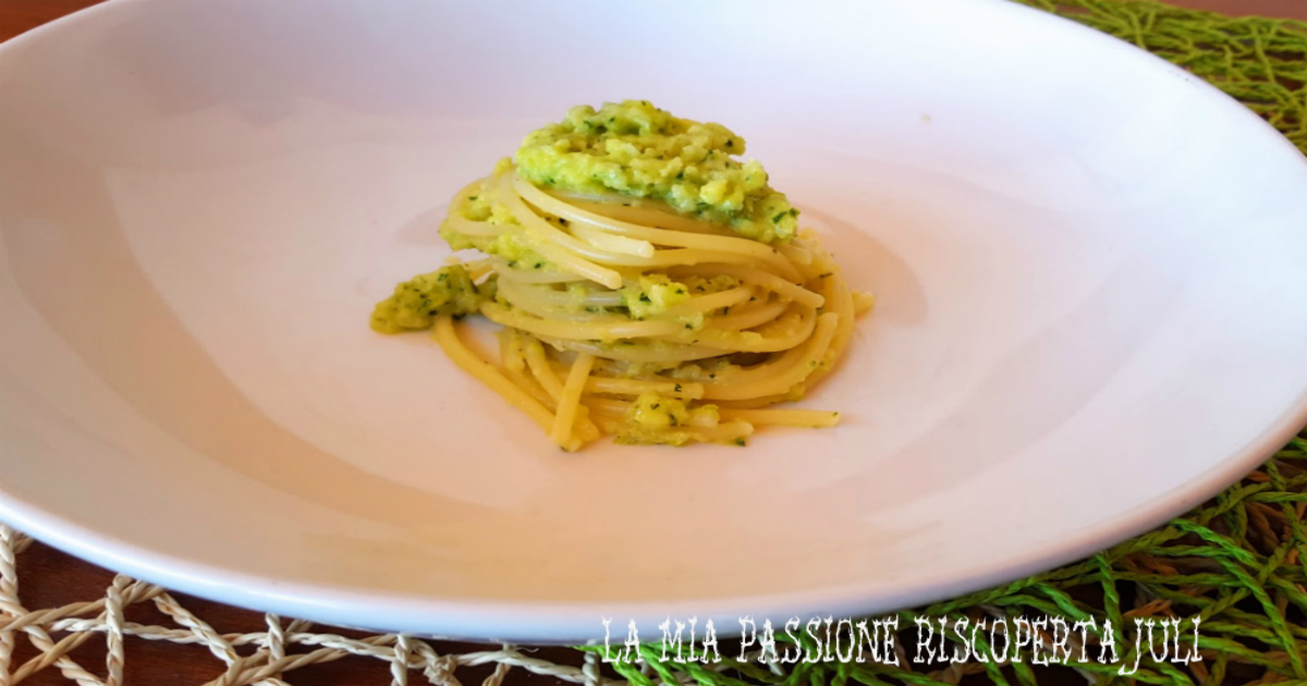 Spaghetti con crema di zucchina e mandorle