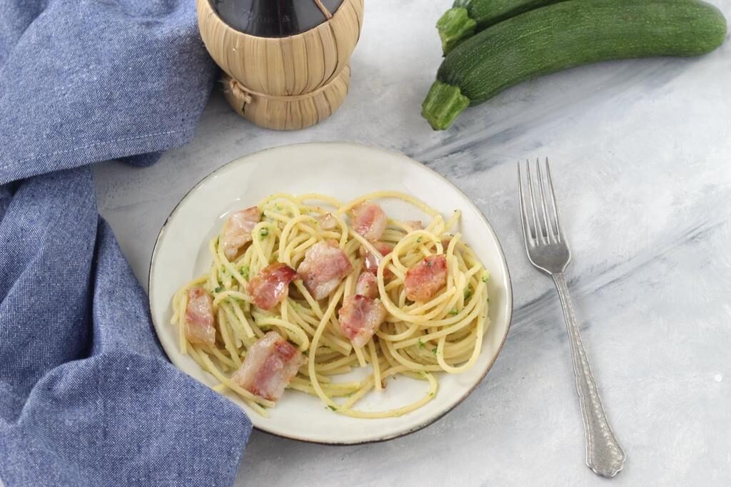 Spaghetti con crema di zucchine e guanciale