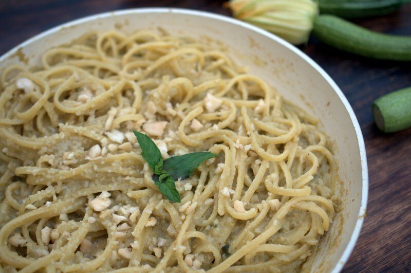 Spaghetti con crema di zucchine e mandorle