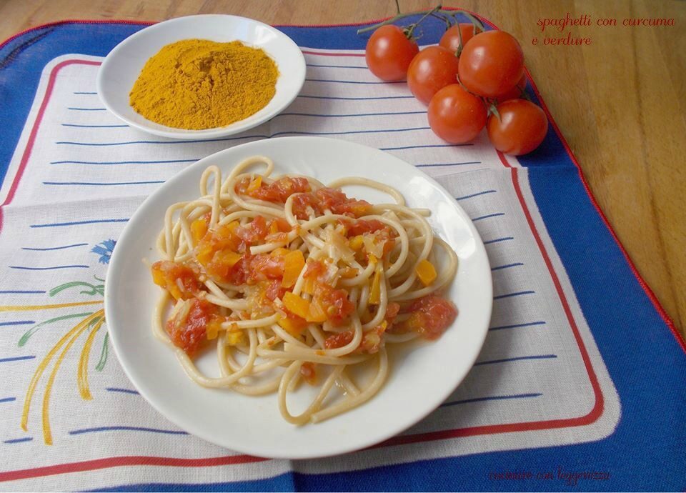 Spaghetti con curcuma e verdure