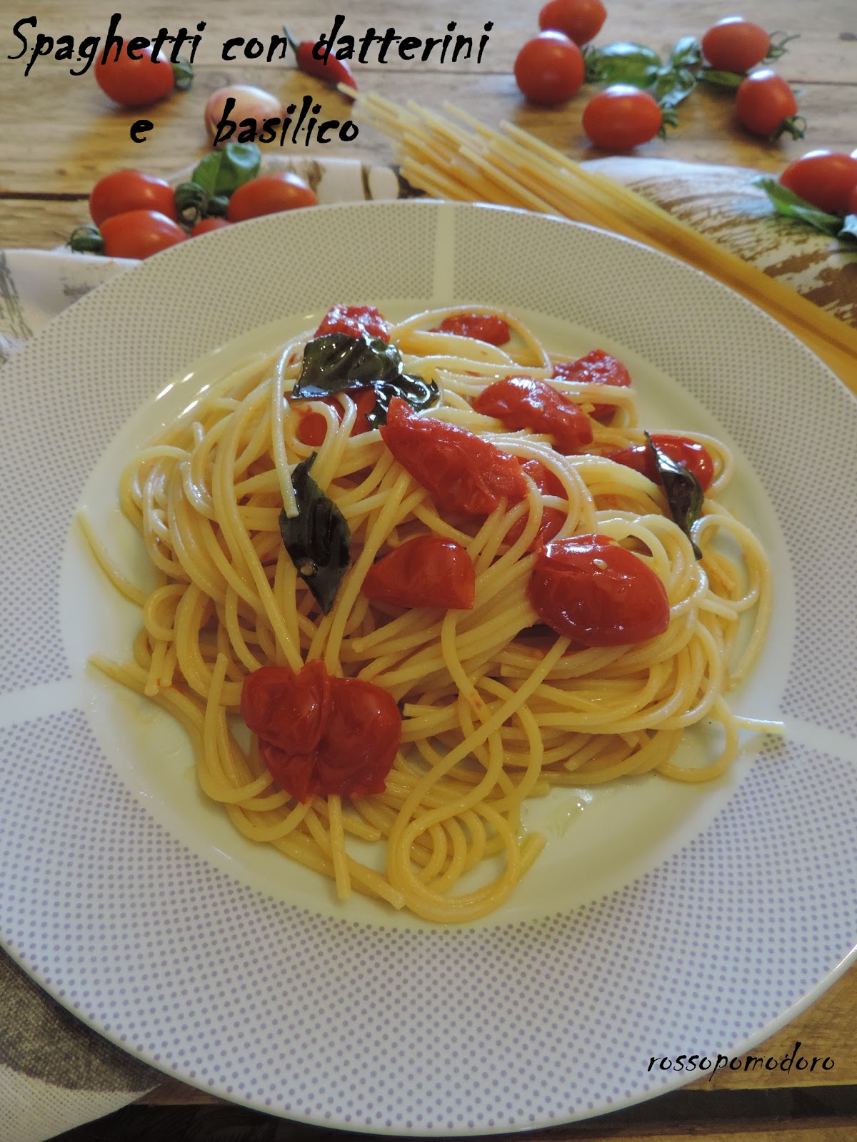 Spaghetti con datterini e basilico
