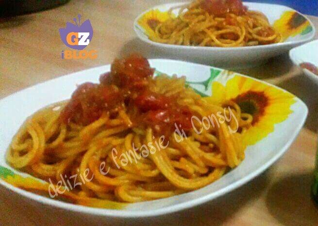Spaghetti con datterini e basilico