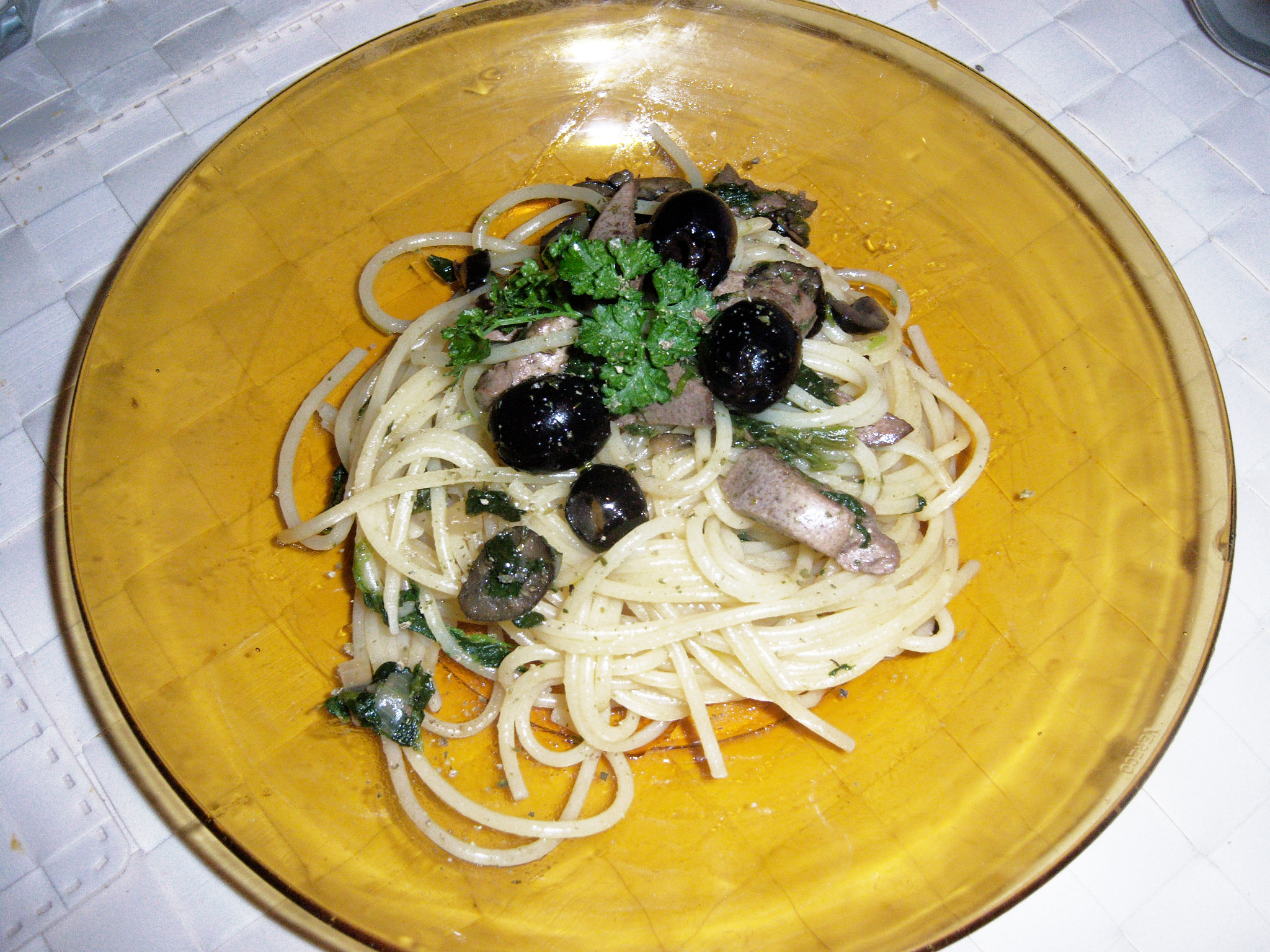 Spaghetti con fegato di coniglio, spinaci e olive