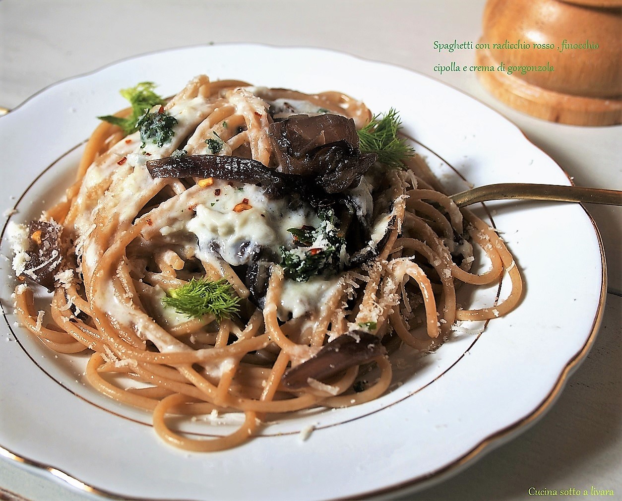 Spaghetti con finocchi , radicchio rosso e crema di gorgonzola