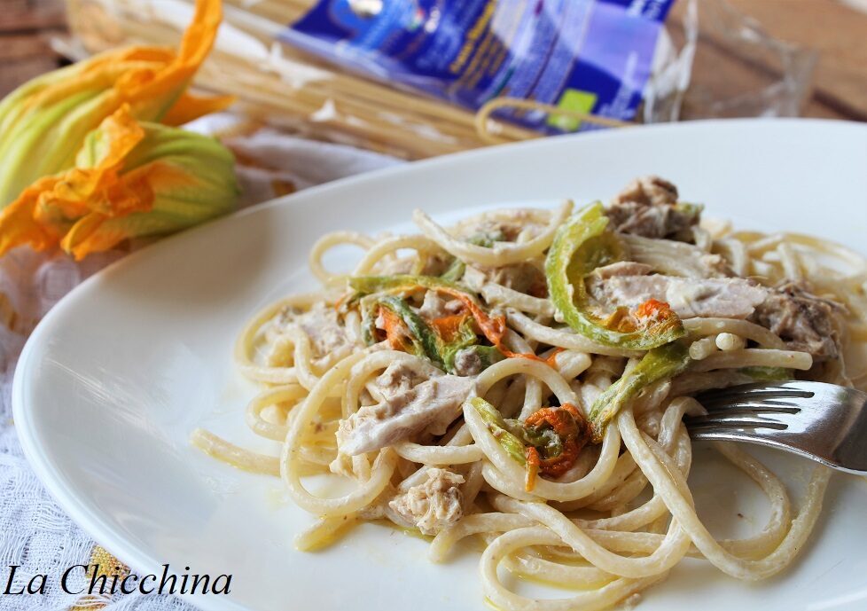 Spaghetti con fiori di zucca e tonno