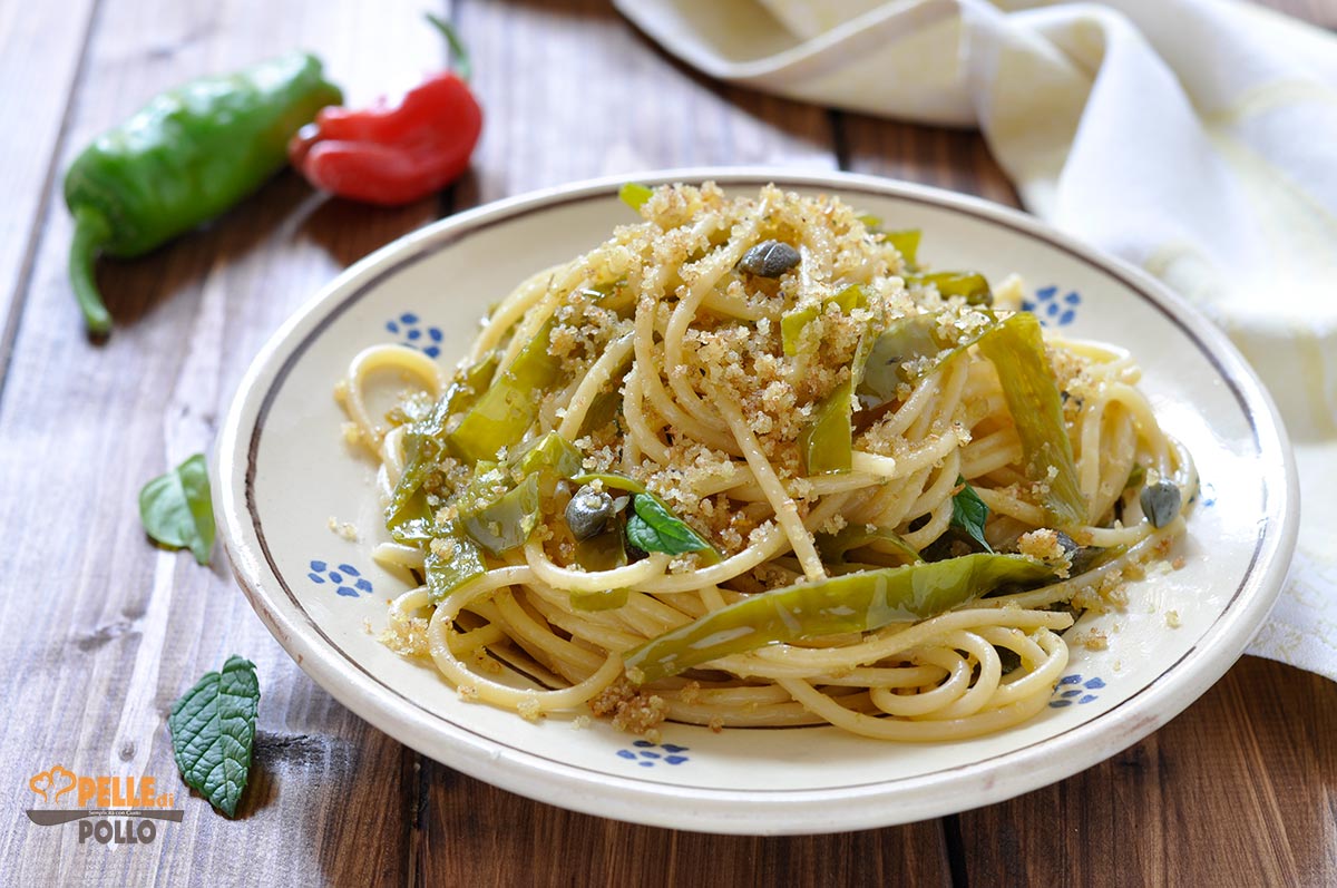 Spaghetti con friggitelli e pane croccante