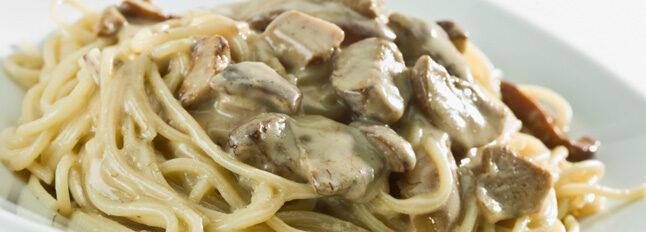 Spaghetti con funghi e prosciutto