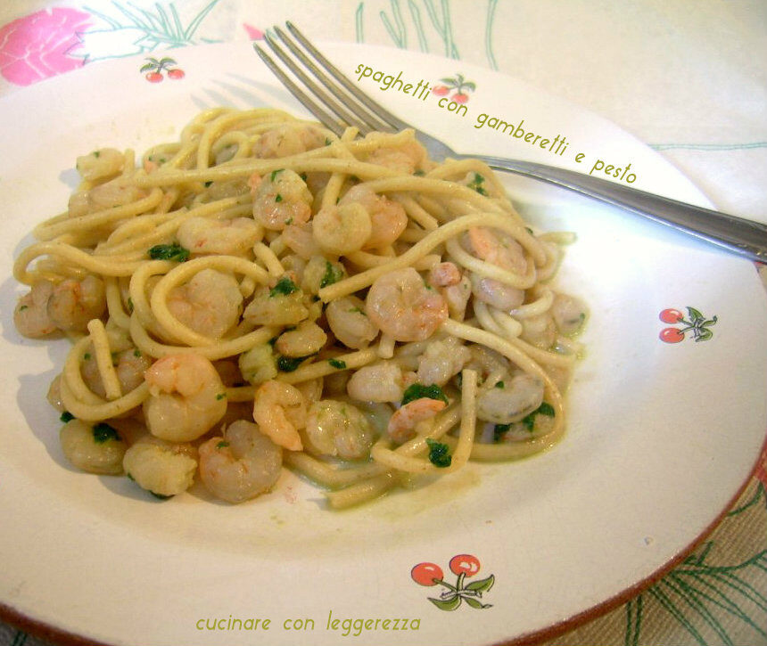 Spaghetti con gamberetti e pesto