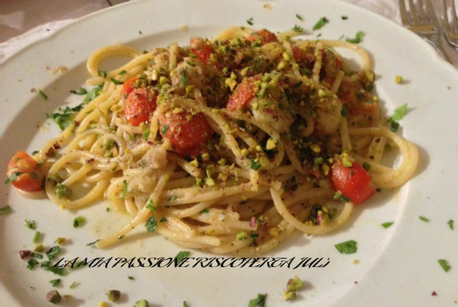 Spaghetti con gamberetti e pistacchi