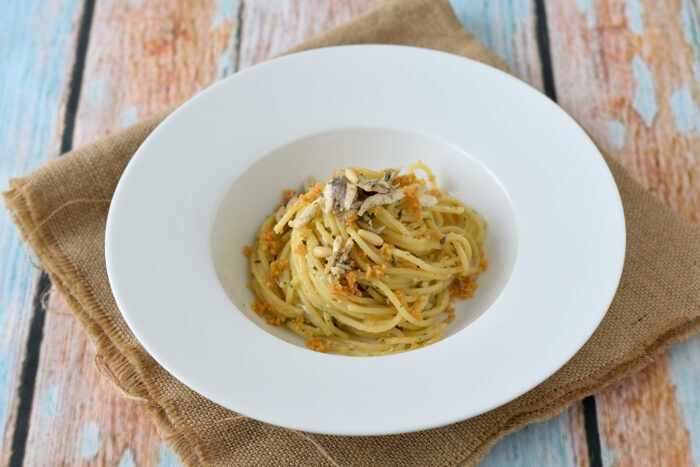 Spaghetti con le acciughe fresche e il pangrattato