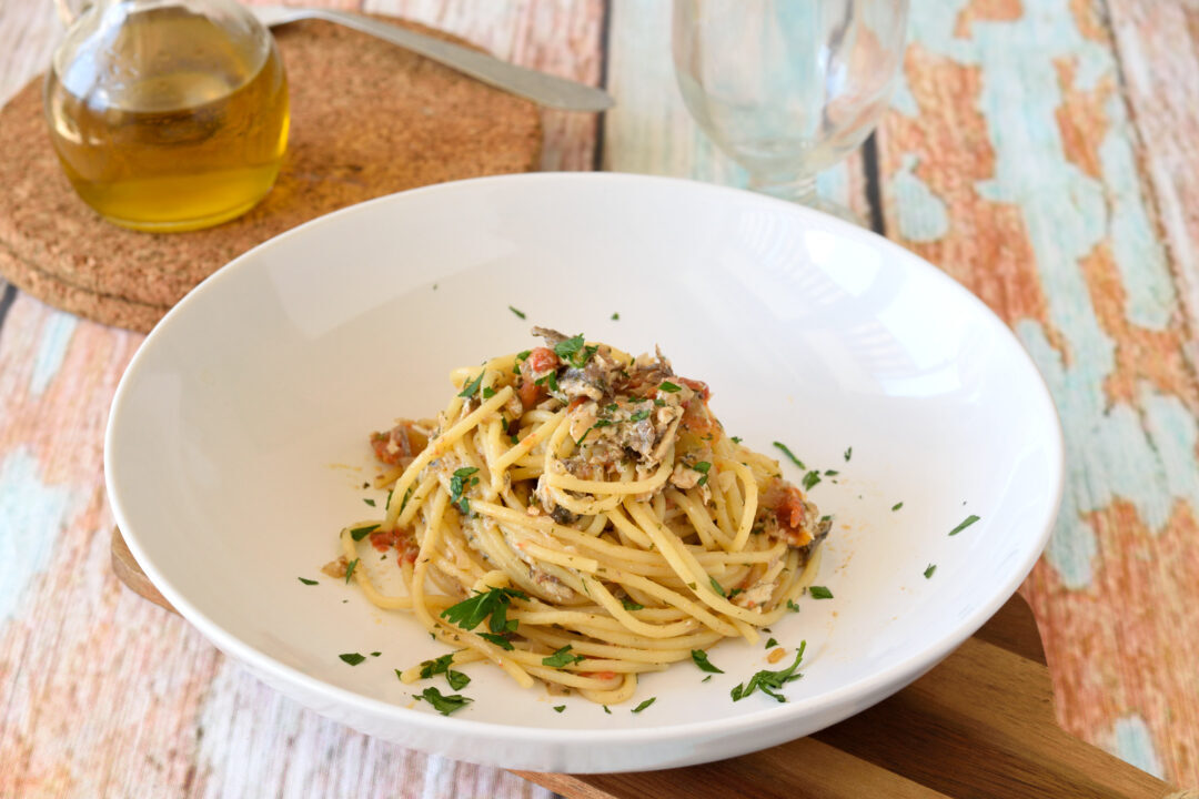 Spaghetti con le alici fresche e pomodorini