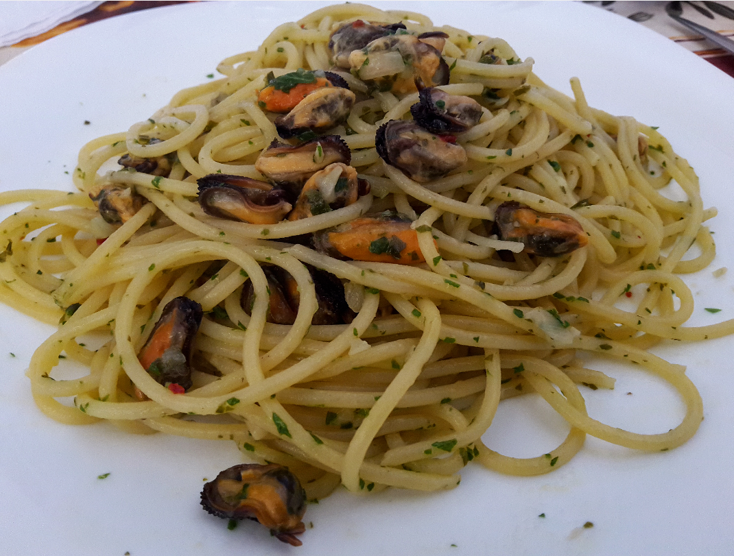 Spaghetti con le cozze in bianco