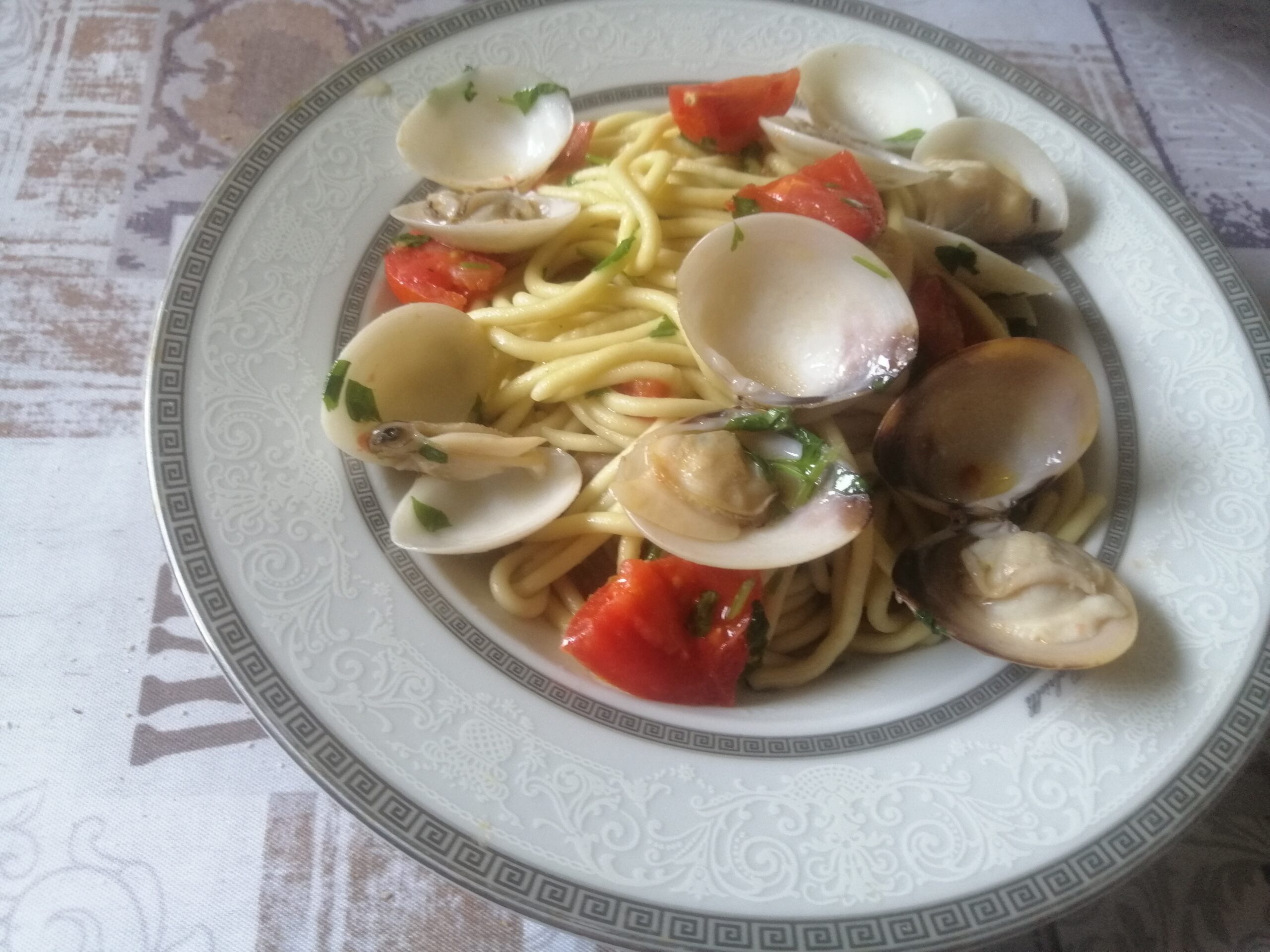 Spaghetti con le vongole e pomodorini piccadilly