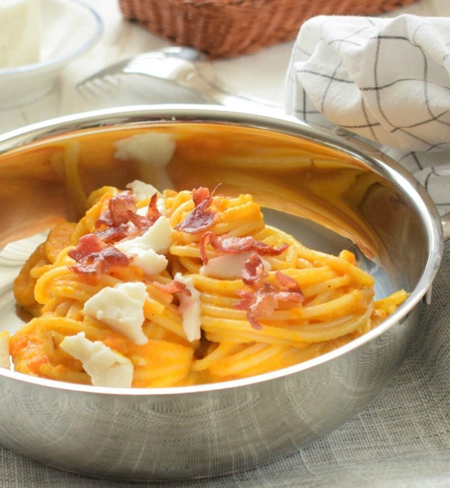 Spaghetti con mousse di carote,stracchino di capra e bacon