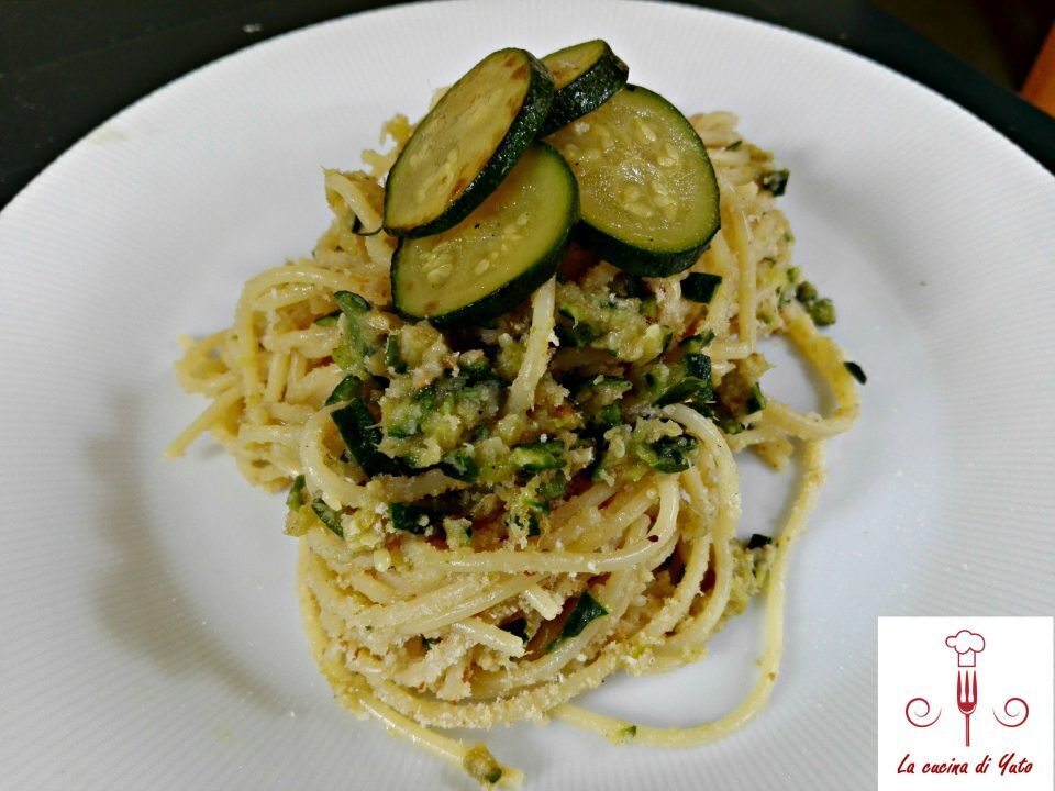 Spaghetti con pangrattato e crema di zucchine e acciughe