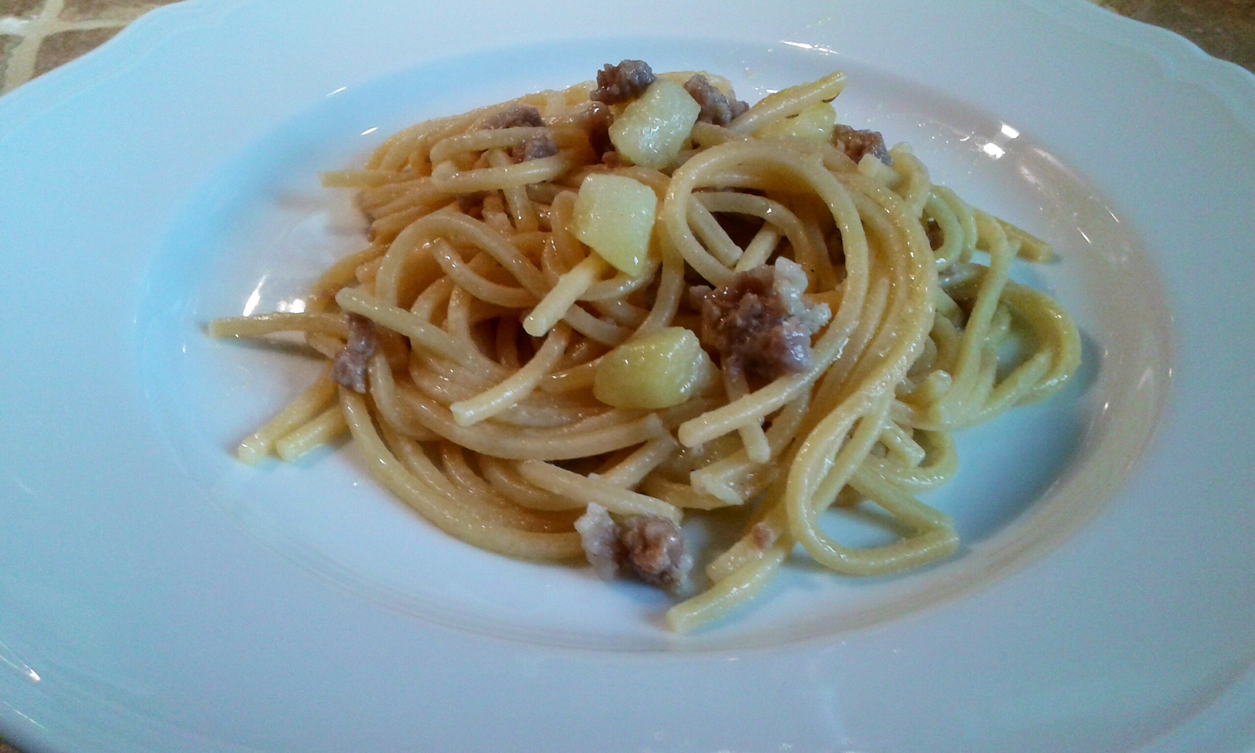 Spaghetti con patate e salsiccia