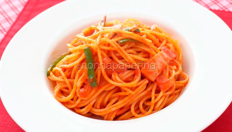 Spaghetti con peperoni, porri e pancetta affumicata