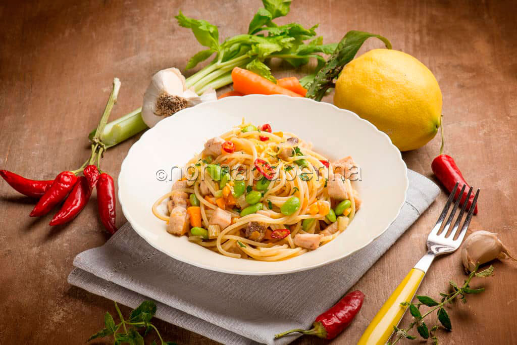Spaghetti con pesce spada ed edamame. delizia anche per gli occhi!