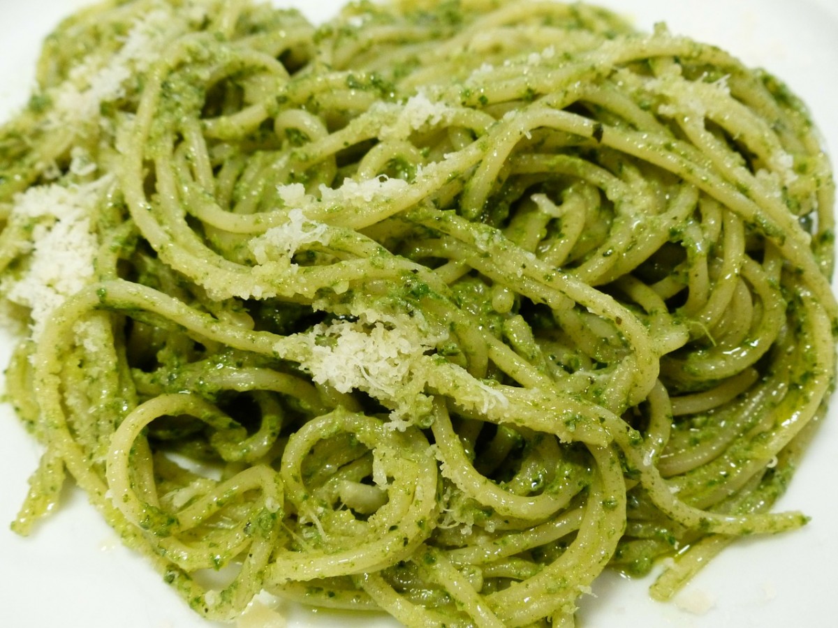 Spaghetti con pesto alla genovese fatto in casa